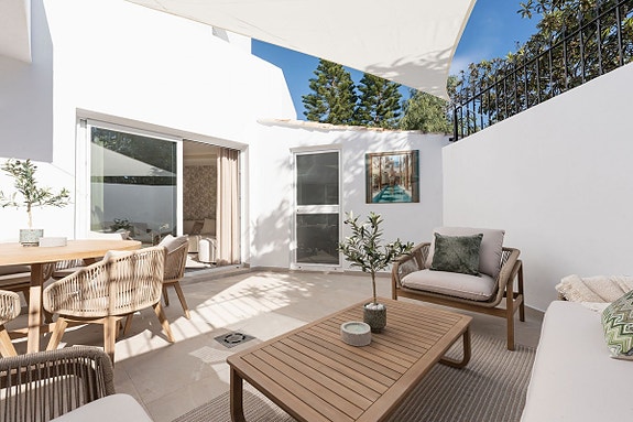 Eksklusivt rekkehus med stor terrasse! Fullt renovert | Boblebad og utekjøkken | Nær Puerto Banús og golfbaner!