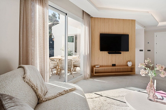 Eksklusivt rekkehus med stor terrasse! Fullt renovert | Boblebad og utekjøkken | Nær Puerto Banús og golfbaner!