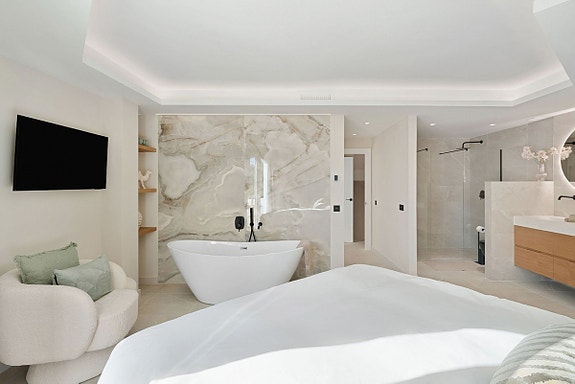 Eksklusivt rekkehus med stor terrasse! Fullt renovert | Boblebad og utekjøkken | Nær Puerto Banús og golfbaner!