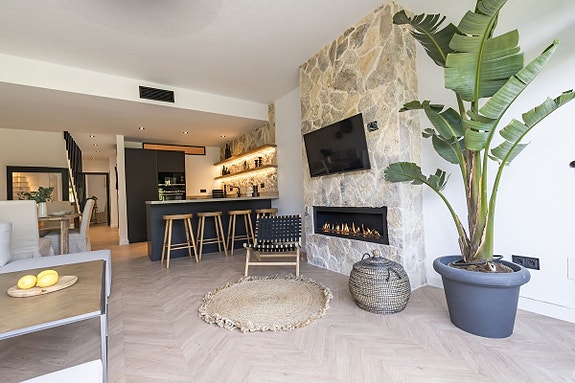 Eksklusivt rekkehus med golfutsikt! Fullt renovert | Sørvendt terrasse med utekjøkken | Fellesområde med basseng!