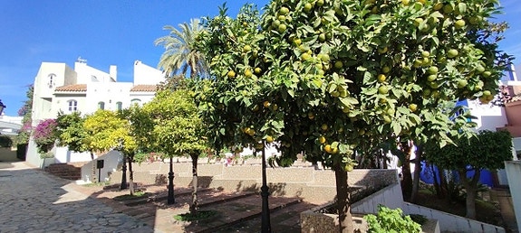 Unik mulighet! Stort rekkehus med renoveringspotensial | Sørvendt | Nær strand og Puerto Banús!