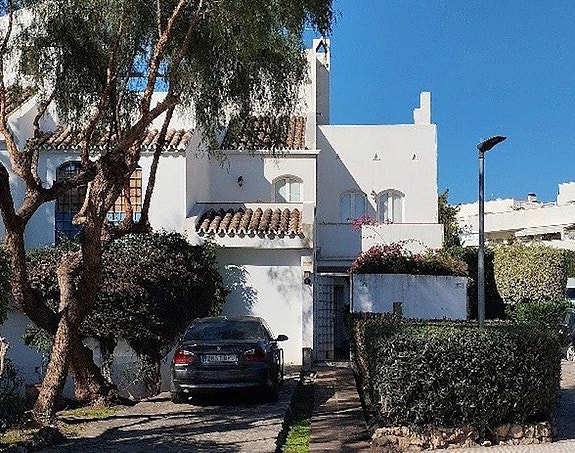 Unik mulighet! Stort rekkehus med renoveringspotensial | Sørvendt | Nær strand og Puerto Banús!