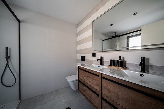 Moderne rekkehus med takterrasse! Sørvendt | Direkte tilgang til basseng | Nær golf, skoler og Puerto Banús!