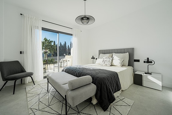 Moderne rekkehus med takterrasse! Sørvendt | Direkte tilgang til basseng | Nær golf, skoler og Puerto Banús!