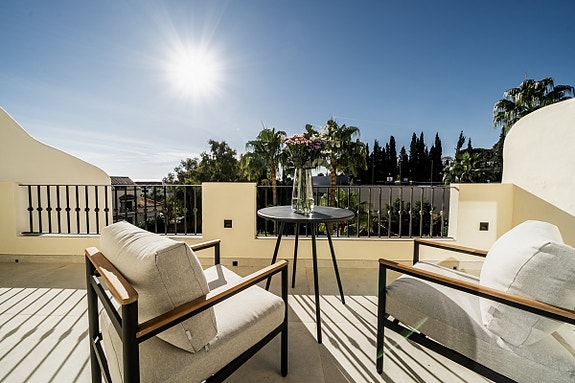 Moderne rekkehus med takterrasse! Sørvendt | Direkte tilgang til basseng | Nær golf, skoler og Puerto Banús!