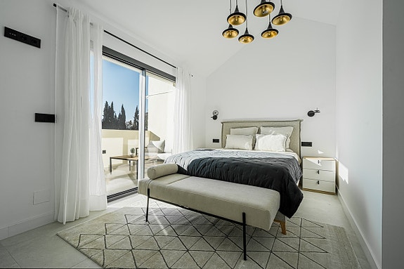 Moderne rekkehus med takterrasse! Sørvendt | Direkte tilgang til basseng | Nær golf, skoler og Puerto Banús!