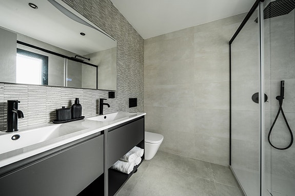 Moderne rekkehus med takterrasse! Sørvendt | Direkte tilgang til basseng | Nær golf, skoler og Puerto Banús!