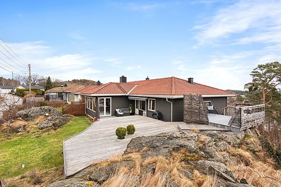 Eiendommen har nydelig uteplass med gode solforhold