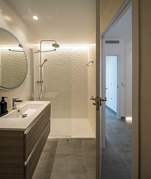 Hjørne-toppleilighet med takterrasse | Nydelige fellesområder | Parkering