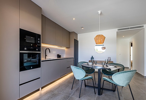 Hjørne-toppleilighet med takterrasse | Nydelige fellesområder | Parkering