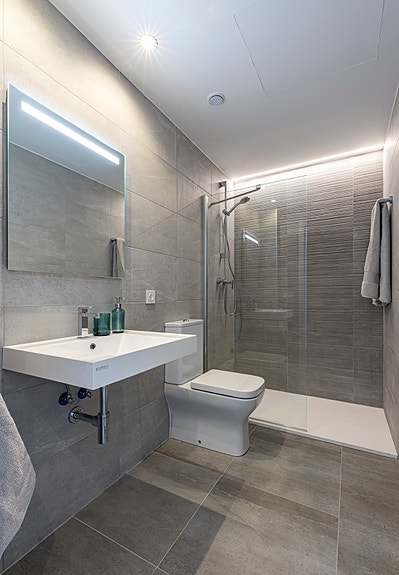 Hjørne-toppleilighet med takterrasse | Nydelige fellesområder | Parkering