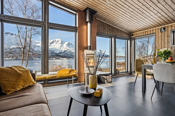 Stue med panorama vinduer i front.