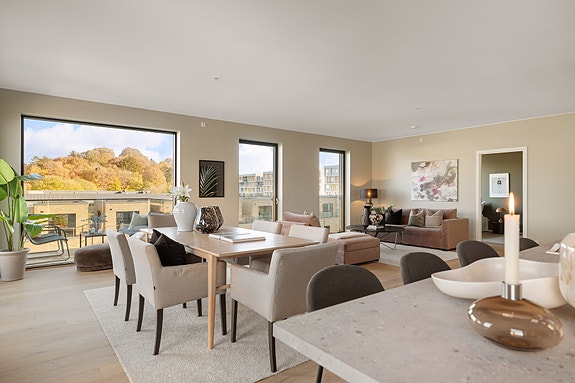 EiendomsMegler 1 har gleden av å presentere Julianus Holms veg 13. Splitter ny og innflytningsklar toppleilighet med fantastisk hjørnebeliggenhet på populære Lade