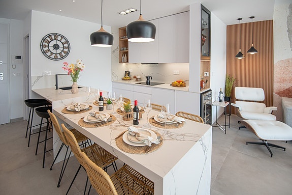 Ny lekker leilighet med 3 soverom og 2 bad  | Hage med basseng | Møbler inkludert!