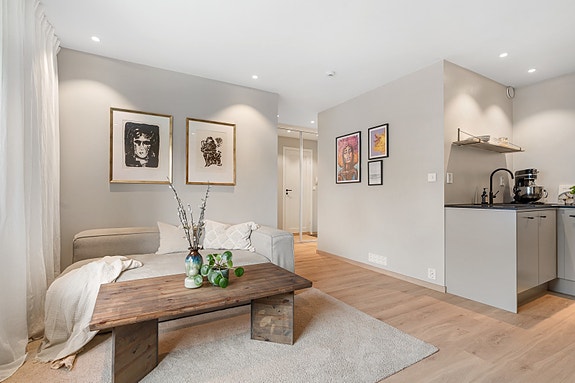 Velkommen til Karolinerveien 2C, presentert av Malin Skevik ved Proaktiv Eiendomsmegling. Leiligheten ble vesentlig oppgradert i 2025 og holder en gjennomgående høy standard med moderne farge- og materialvalg.