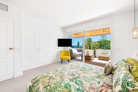 Moderne rekkehus nær Aloha Golf! Renovert | Solrik terrasse og privat hage | Eksklusivt område!