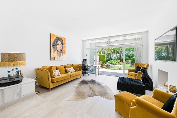 Moderne rekkehus nær Aloha Golf! Renovert | Solrik terrasse og privat hage | Eksklusivt område!