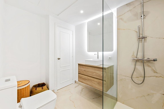 Moderne rekkehus nær Aloha Golf! Renovert | Solrik terrasse og privat hage | Eksklusivt område!