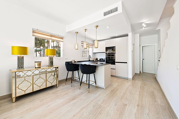 Moderne rekkehus nær Aloha Golf! Renovert | Solrik terrasse og privat hage | Eksklusivt område!