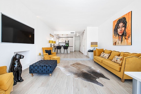 Moderne rekkehus nær Aloha Golf! Renovert | Solrik terrasse og privat hage | Eksklusivt område!