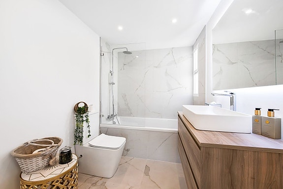 Moderne rekkehus nær Aloha Golf! Renovert | Solrik terrasse og privat hage | Eksklusivt område!