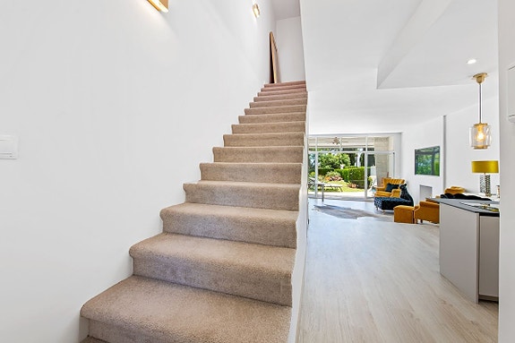 Moderne rekkehus nær Aloha Golf! Renovert | Solrik terrasse og privat hage | Eksklusivt område!