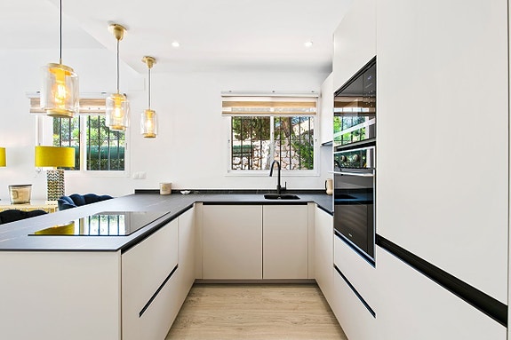 Moderne rekkehus nær Aloha Golf! Renovert | Solrik terrasse og privat hage | Eksklusivt område!