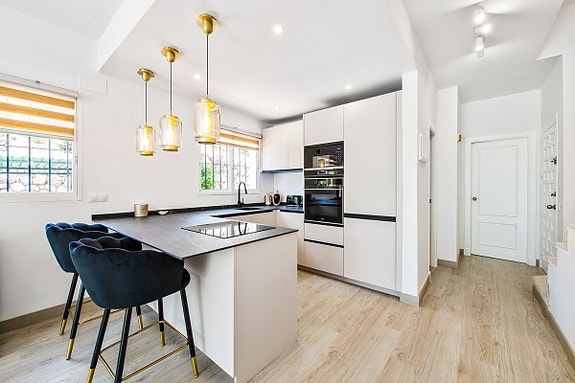 Moderne rekkehus nær Aloha Golf! Renovert | Solrik terrasse og privat hage | Eksklusivt område!