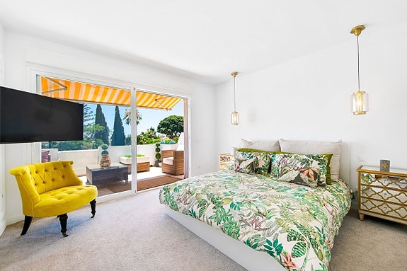 Moderne rekkehus nær Aloha Golf! Renovert | Solrik terrasse og privat hage | Eksklusivt område!