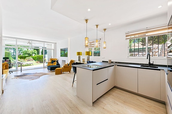 Moderne rekkehus nær Aloha Golf! Renovert | Solrik terrasse og privat hage | Eksklusivt område!