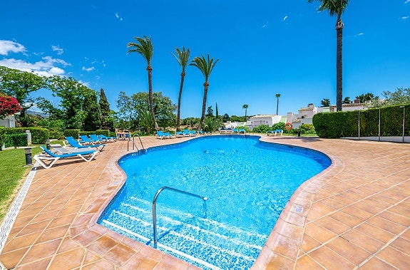 Moderne rekkehus nær Aloha Golf! Renovert | Solrik terrasse og privat hage | Eksklusivt område!