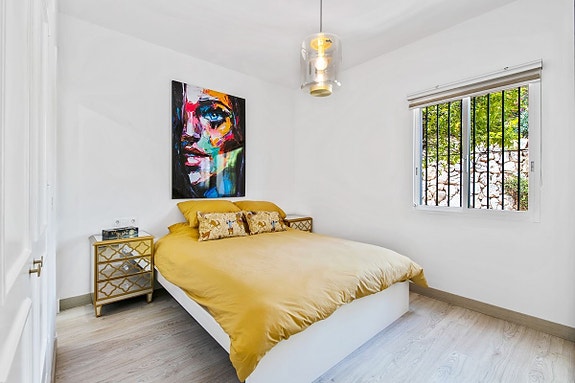 Moderne rekkehus nær Aloha Golf! Renovert | Solrik terrasse og privat hage | Eksklusivt område!