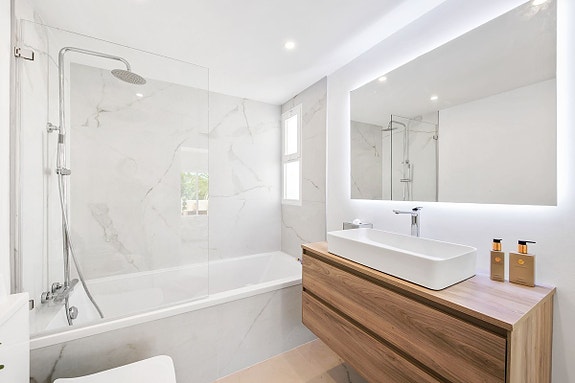 Moderne rekkehus nær Aloha Golf! Renovert | Solrik terrasse og privat hage | Eksklusivt område!