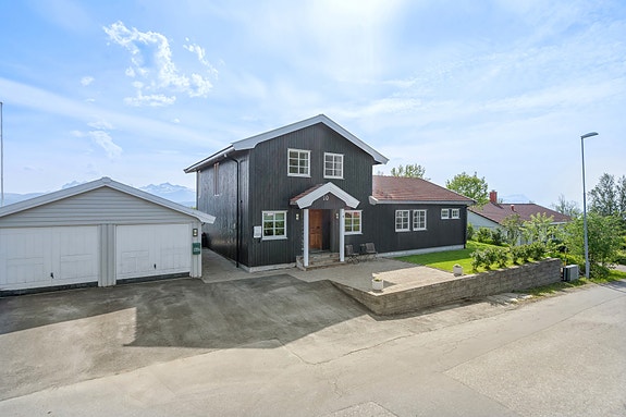 EiendomsMegler1 v/ Mathias Olsen har gleden av å presentere Ole Rølvaags vei 10!