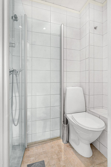 Badet er utstyrt med toalett, dusjhjørne, servant, speil og downlights i himling. Felles vaskerom på loft.