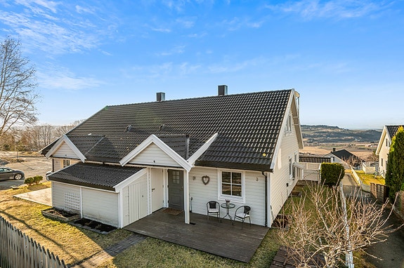 Velkommen til en flott innholdsrik halvpart bygd i 2000 med etterspurt beliggenhet på Løvset