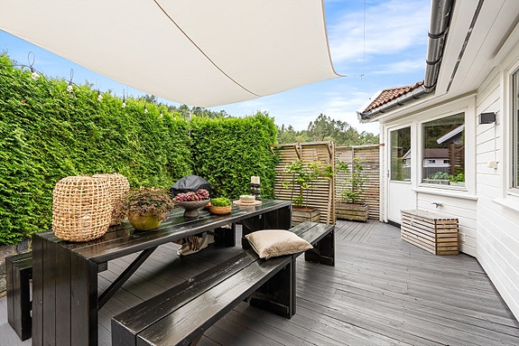 Velkommen til et delikat innredet og påbygd enderekkehus med flere flotte uteplasser, gode solforhold og garasje. Tjuvhelleren 83 er presentert av Ina Andersen for Sørmegleren.