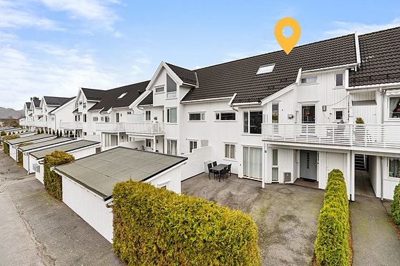 Innholdsrik familiebolig med fire soverom, to bad og to garasjeplasser