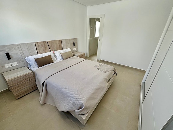 Stilren villa på ett plan | 3 soverom og 2 bad | Stor tomt og privat basseng