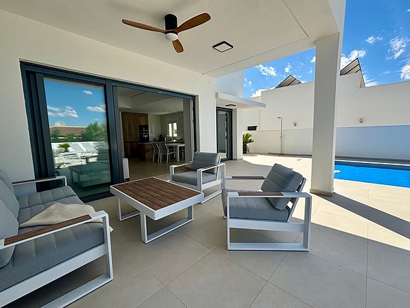 Stilren villa på ett plan | 3 soverom og 2 bad | Stor tomt og privat basseng