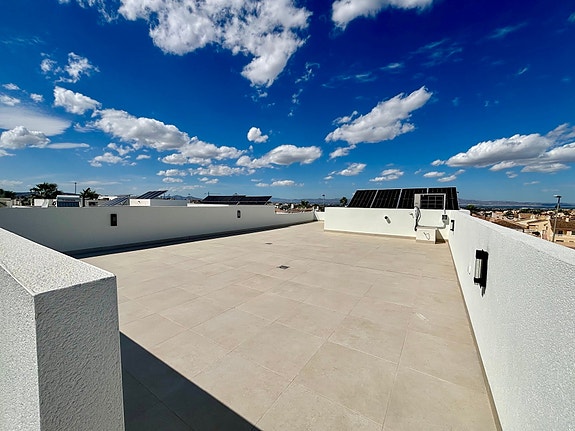 Stilren villa på ett plan | 3 soverom og 2 bad | Stor tomt og privat basseng