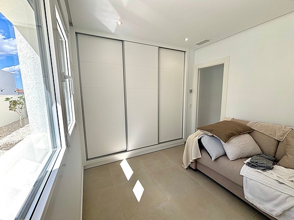 Stilren villa på ett plan | 3 soverom og 2 bad | Stor tomt og privat basseng