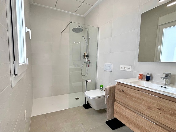 Stilren villa på ett plan | 3 soverom og 2 bad | Stor tomt og privat basseng