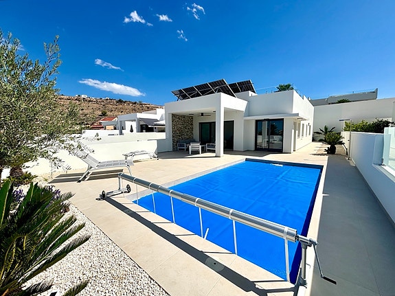 Stilren villa på ett plan | 3 soverom og 2 bad | Stor tomt og privat basseng