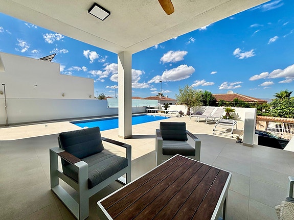 Stilren villa på ett plan | 3 soverom og 2 bad | Stor tomt og privat basseng