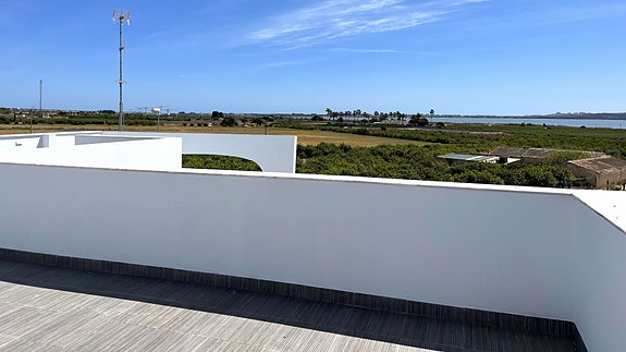 Eksklusiv villa med 3 soverom og 3 bad | Takterrasse og nydelig hage med eget basseng | Parkering