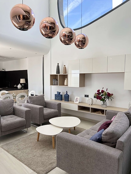 Eksklusiv villa med 3 soverom og 3 bad | Takterrasse og nydelig hage med eget basseng | Parkering