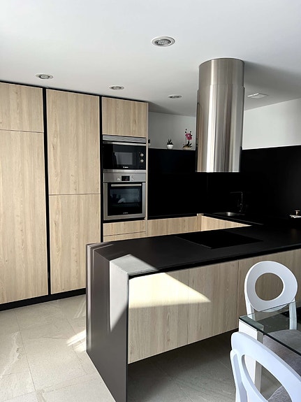 Eksklusiv villa med 3 soverom og 3 bad | Takterrasse og nydelig hage med eget basseng | Parkering