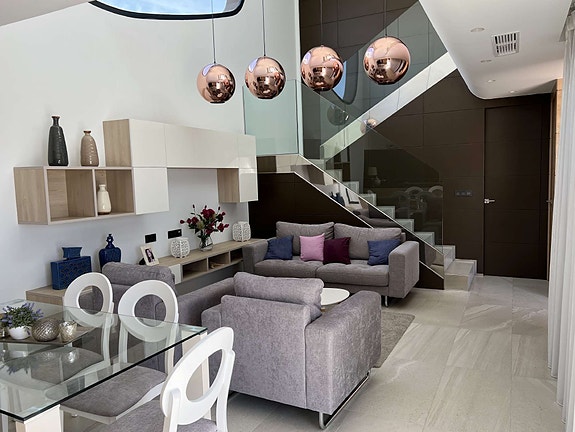 Eksklusiv villa med 3 soverom og 3 bad | Takterrasse og nydelig hage med eget basseng | Parkering