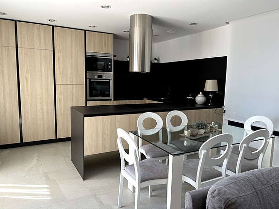 Eksklusiv villa med 3 soverom og 3 bad | Takterrasse og nydelig hage med eget basseng | Parkering